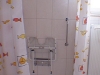 Klappsitz in der Dusche der Fewo Bennungen