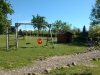 Kinderspielplatz mit Schaukel und Spielhaus