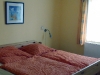 Das Schlafzimmer mit Doppelbett der Fewo Roßla