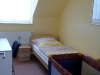 Schlafzimmer mit Einzelbett der Fewo Rothenburg