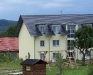 Hausansicht von hinten mit Kinderspielplatz